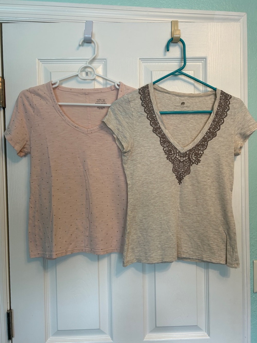 2-Pack Banana Republic Women's Malibu tee V-Neck Tops - Pink glitter dots & Tan